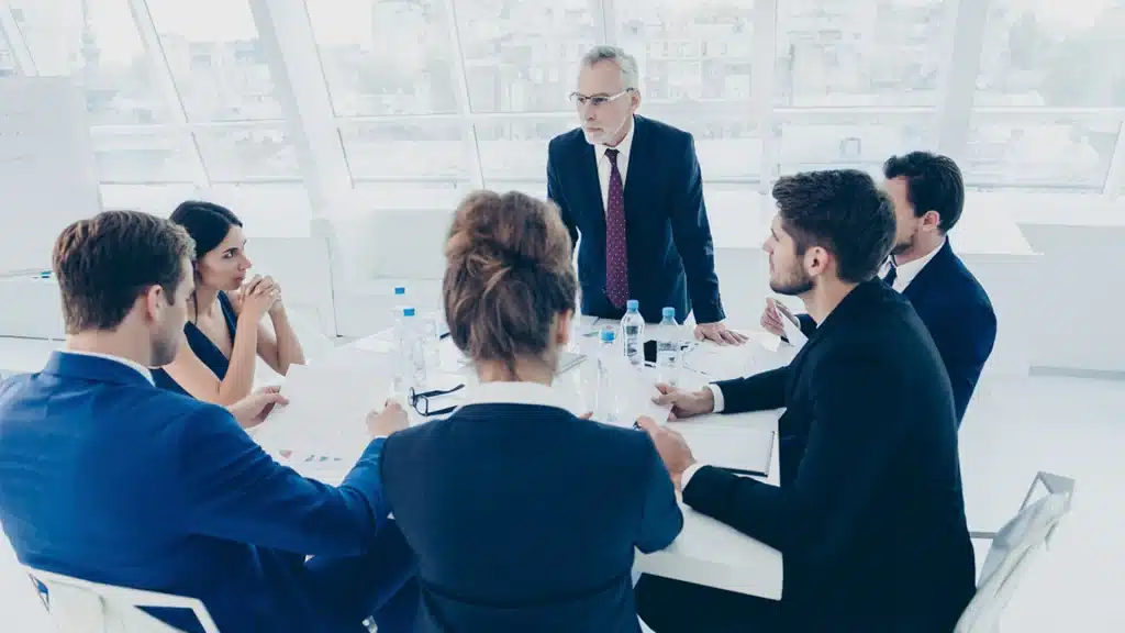 Εργγαζόμενοι lors d'une rencontre avec l'un des membres dirigeants de l'entreprise